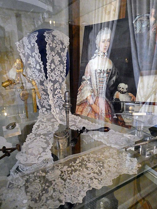 de vitrine in de Marie-Louise kamer